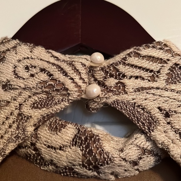 Lace mini dress with keyhole back detail - Picture 6 of 8